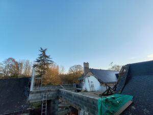 Vue chantier charpente bois en cours de construction