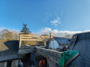 Ossature de charpente bois sur chantier de rénovation toiture