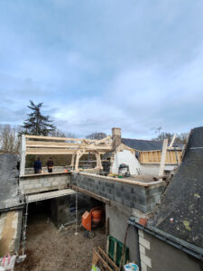 Charpente bois artisanale chantier en cours près de Briollay