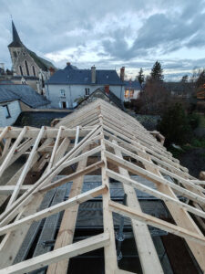 Vue d’ensemble de la charpente traditionnelle avec lucarnes